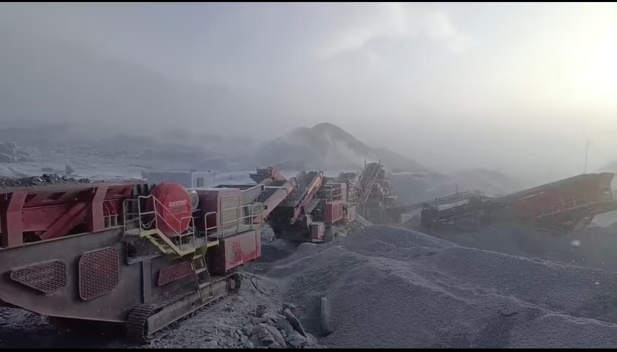 Dainamu mobile crusher operating in snow -40°C