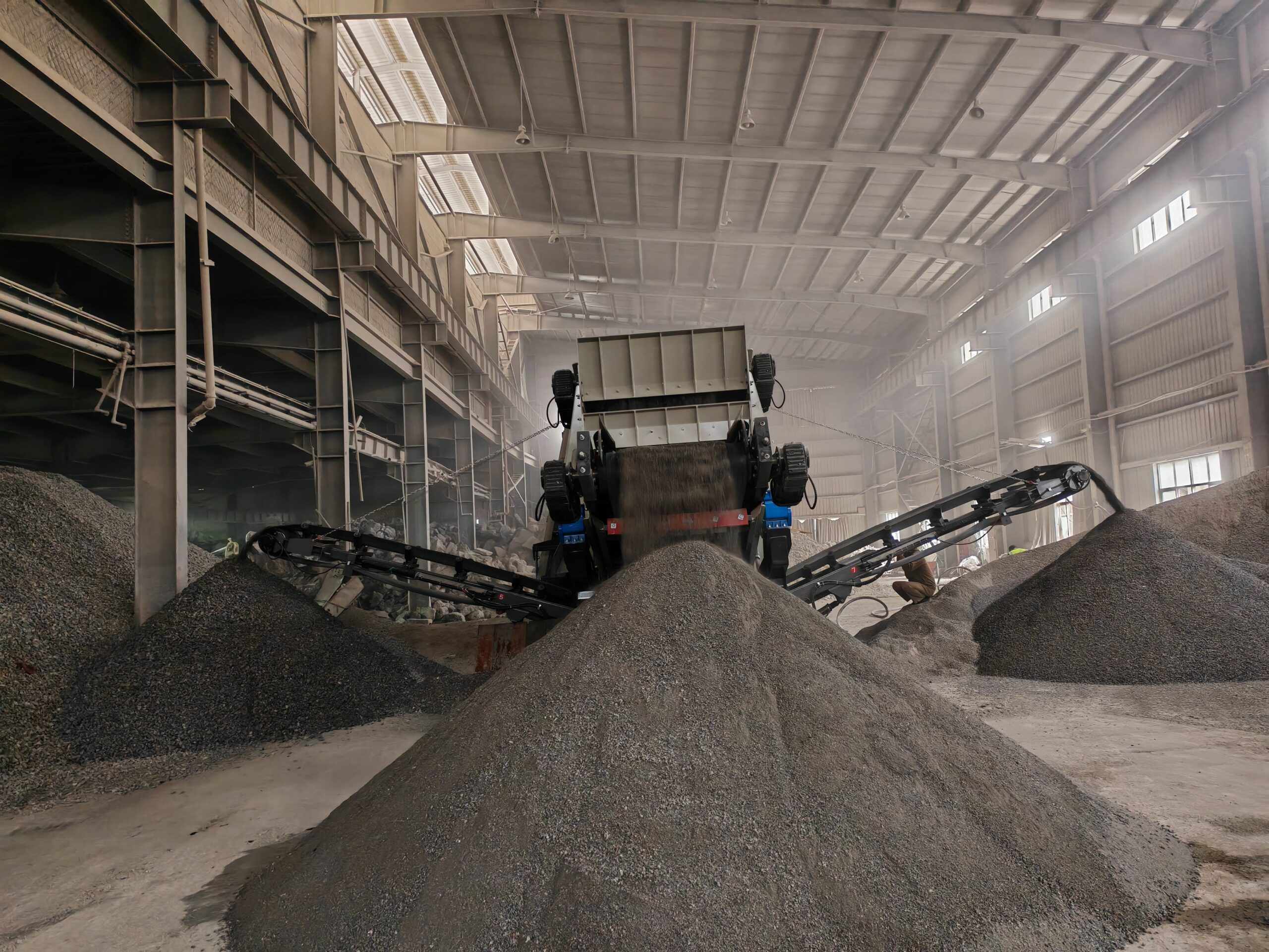 Tracked crushing and screening machine put into operation in Taizhou, Zhejiang on the same day: stable operation with a production capacity of 180 tons per hour.